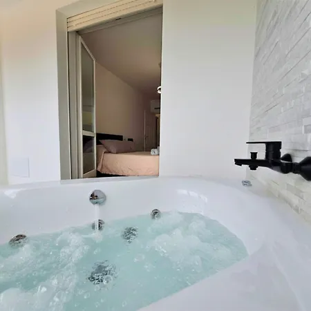 Luxury Jacuzzi Escape Poetto - By Domorent Apartment Quartu SantʼElena
