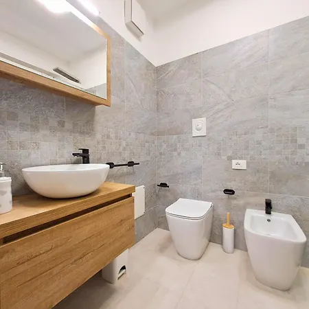 Luxury Jacuzzi Escape Poetto - By Domorent * Quartu SantʼElena